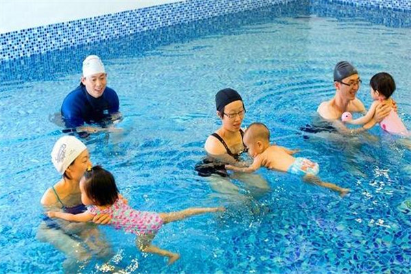 海斯威国际亲子游泳加盟
