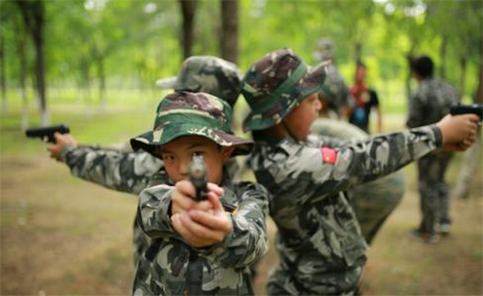 青少年军事夏令营