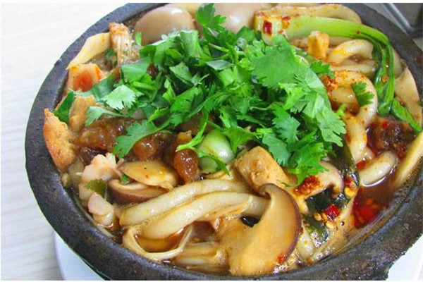 姐弟俩砂锅土豆粉