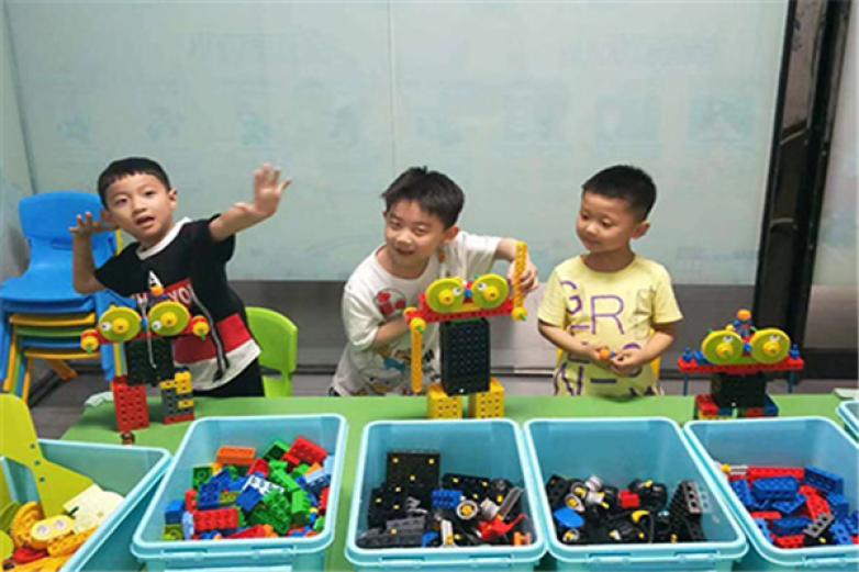 慧鱼学院机器人编程教育加盟