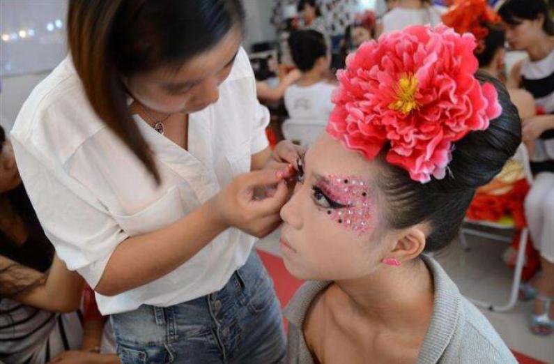 妍色化妆美甲培训加盟