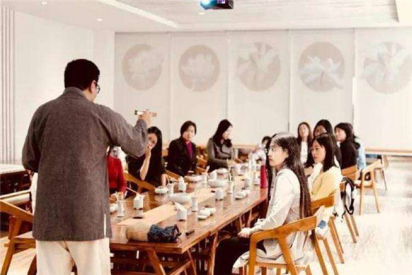 慧时光女子学堂修身会所桌子