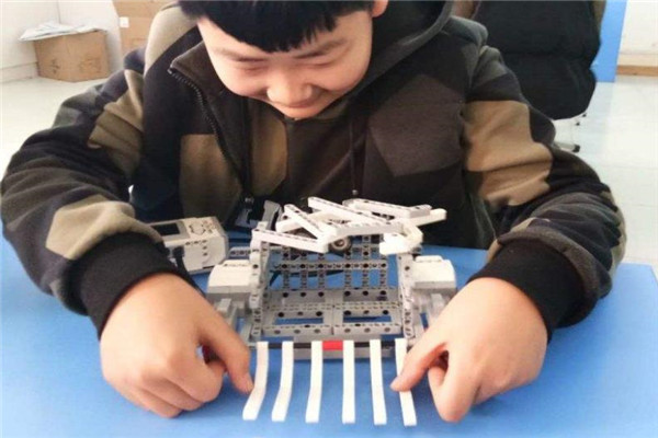 科技少年机器人俱乐部愉快