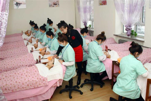 茜化妆培训学校面部按摩