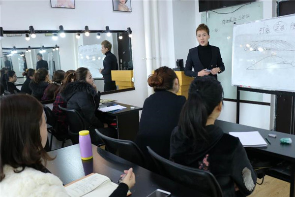茜化妆培训学校认真学习