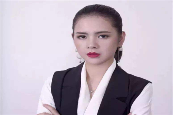 东京镰田诚美妆造型培训美女