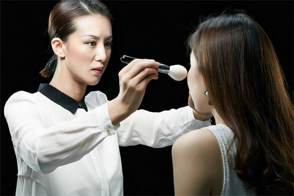 东京镰田诚美妆造型培训化妆