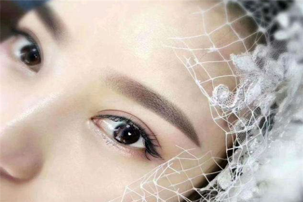 蓉蓉美甲美睫彩妆纹绣养生培训脸上