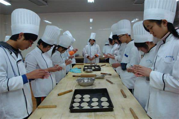 日起餐饮商学院手上