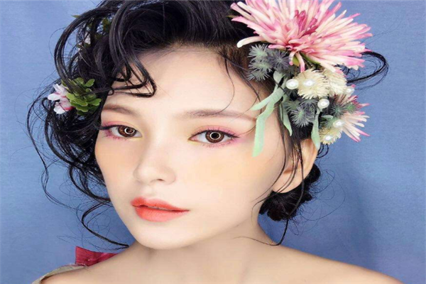 艾羽化妆美甲纹绣培训学校卷发