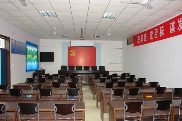 海悉教育培训中心加盟海报