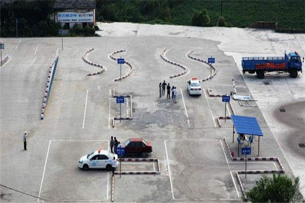 胜尊驾校场地