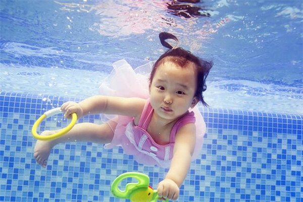 悦游国际亲子游泳俱乐部小女孩