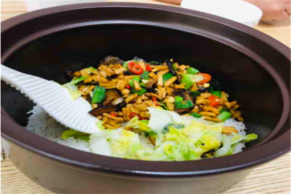 紫砂煲拌饭