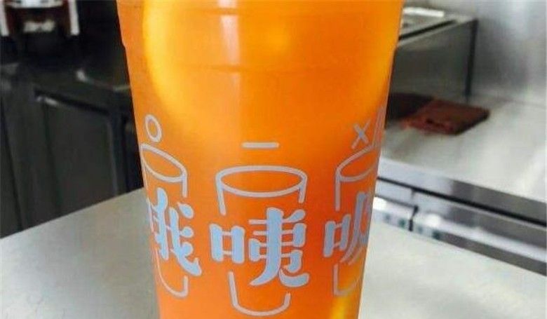 哦咦吸奶茶